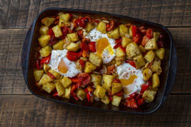 Fırında pişmiş sebzeyle yumurtanın karışımını cam bir tabakta pişirmek için, yakın çekim, üst manzara