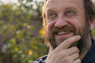 Düşünen, rüya gören ya da sorunları çözen bir adam portresi. Yaşlı, sakallı, beyaz erkek. Yüzü sakallı beyaz erkek karar verme, planlama çözümü ve soruları kavrama hayali kuruyor.