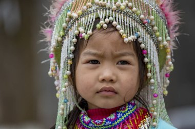 Sapa, Vietnam - Mart 03, 2020: Sapa bölgesinde sokaktaki etnik Hmong kızı