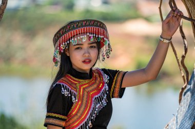 Dalat, Vietnam - 18 Mart 2020: Vietnam 'da Da Lat, Vietnam yakınlarındaki doğada Vietnamlı güzel bir kız