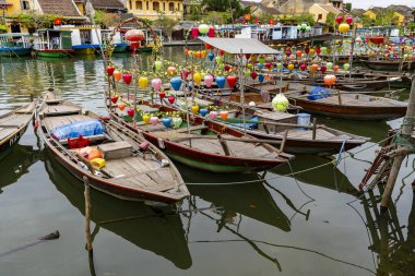 Hoi An, Vietnam - 16 Mart 2020: Eski Hoi An, Vietnam 'daki nehir suyunda renkli fenerli ahşap teknelerin görüntüsü