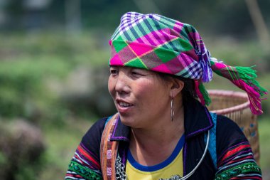 Sapa, Vietnam - Mart 06, 2020: Kuzey Vietnam 'daki Sapa dağ köyündeki sokak pazarında etnik kadın portresi