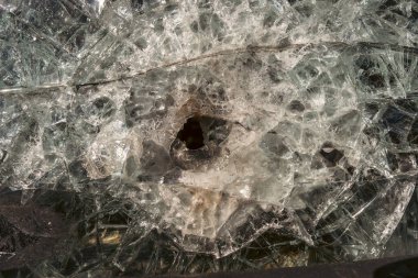 Zırh delici camda kurşun deliği. Rusya ve Ukrayna arasındaki savaş sırasında hasar görmüş askeri piyade savaş aracının zırh delici camı. Saldırı sonrası arka plan ve doku camları kurşun geçirmez.