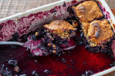 Çatallı fırında pişmiş yaban mersinli turta. Ev yapımı böğürtlen turtası, kapat.