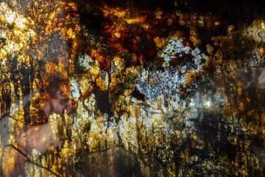 Rusya ve Ukrayna arasındaki savaş sırasında hasar görmüş ve yanmış bir askeri piyade savaş aracının zırhlı camı. Saldırı ve yangın sonrası zırh delici camların arkaplan ve dokusu