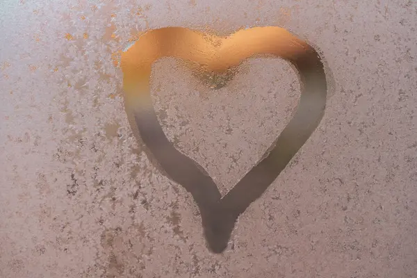 Hartvorm Getekend Een Bevroren Glazen Raam Vorstpatronen Vensterglas Met Hartvorm — Stockfoto