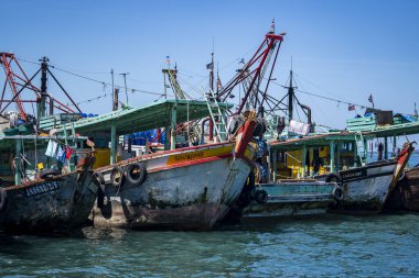 Kota Kinabalu, Malezya - 25 Şubat 2020: Malezya 'nın Kota Kinabalu kentindeki Güney Çin Denizi' nde balıkçı tekneleri manzarası