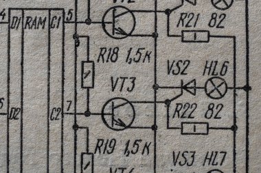 Eski radyo devresi eski kağıt elektrik şemasına eğitim, elektrik endüstrisi ve onarım için arka plan olarak basılmış. SSCB 'den elektrik telsiz şeması, kapatın.