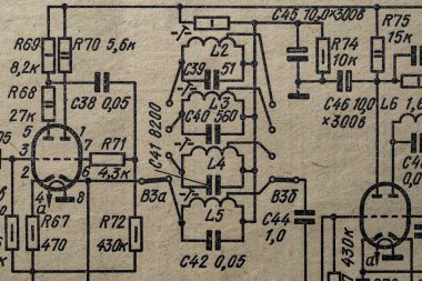 Eski radyo devresi eski kağıt elektrik şemasına eğitim, elektrik endüstrisi ve onarım için arka plan olarak basılmış. SSCB 'den elektrik telsiz şeması, kapatın.