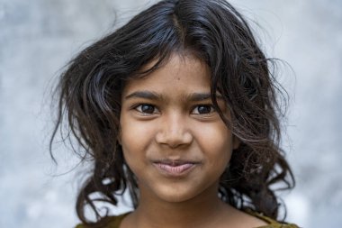 Udaipur, Rajasthan, Hindistan - 21 Kasım 2018: Udaipur, Rajasthan, Hindistan 'da yerel bir sokak gıda pazarındaki Hintli genç kız