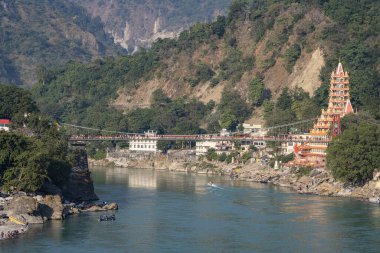 Rishikesh, Hindistan - 08 Kasım 2018: Rishikesh, Hindistan 'daki Ganj nehir seti ve tapınağı manzarası