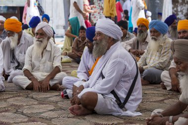 Amritsar, Hindistan - 28 Sep 2014: Amritsar, Punjab, Hindistan 'daki Altın Tapınağı ziyaret eden Sihler' in adamları ve Hintliler. Sih hacılar bu kutsal yerde dua etmek için Hindistan 'ın dört bir yanından geliyorlar. Amritsar, Hindistan