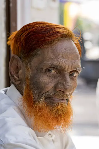 インドのウディプール 2018年11月21日 インドのラジャスタン ウディプール市の地元のストリートフードマーケットでヘンナ染めのひげを持つ高齢インドのムスリム男性の肖像画 — ストック写真