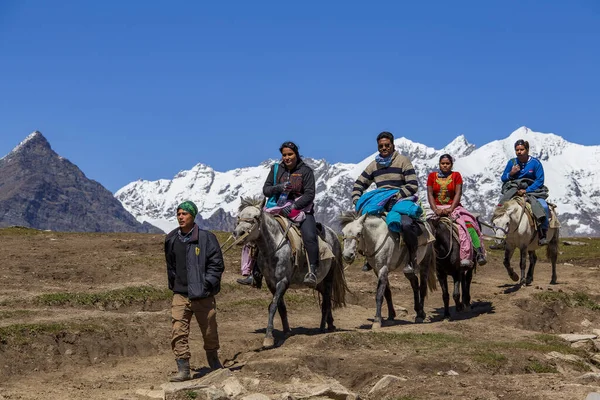 Rohtang Pass India Sep 2014 Indian Tourists Ride Horseback Rohtang — Stock Photo, Image