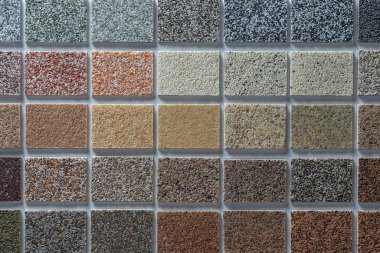 Binaların ön cephesi ve iç dekorasyonu için çok renkli alçı örnekleri, renk paleti. Arkaplanda inşaat malzemelerinin sunumu, kapat, üst görünüm