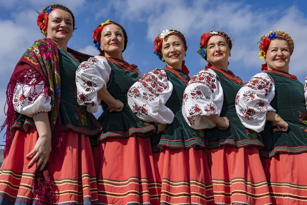 2019年9月22日 身着民族服装的乌克兰妇女参加了在乌克兰乌里韦塔市举行的科罗达族生态节 — 图库照片