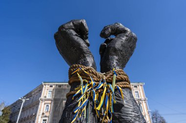 Kyiv, Ukrayna - 19 Eylül 2023: Rusya 'nın Ukrayna, Kyiv, Ukrayna' yı işgali sırasında Mariupol 'de ölenlerin anısına Kyiv şehrindeki Bağlı Eller anıtı