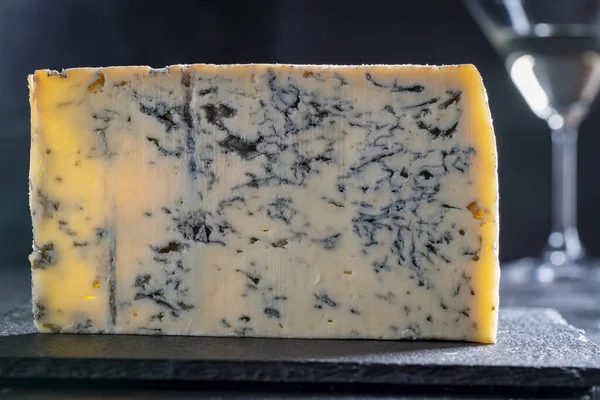 Piece Blue Cheese Dark Background Close — Stock Photo, Image