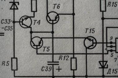 Eski radyo devresi eski kağıt elektrik şemasına eğitim, elektrik endüstrisi ve onarım için arka plan olarak basılmış. SSCB 'den elektrik telsiz şeması, kapatın.
