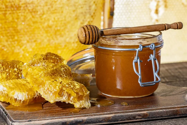 Een Glazen Pot Dikke Gouden Honing Met Een Houten Lepel — Stockfoto
