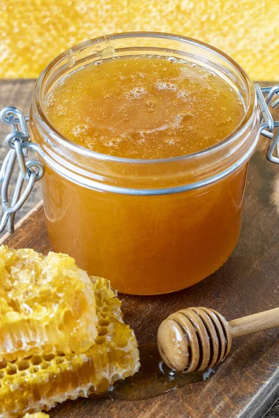 Glass Jar Thick Golden Honey Wooden Spoon Honeycombs Concept Beekeeping — Stock Photo, Image