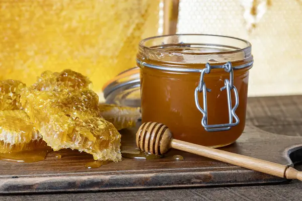 Glass Jar Thick Golden Honey Wooden Spoon Honeycombs Concept Beekeeping — Stock Photo, Image