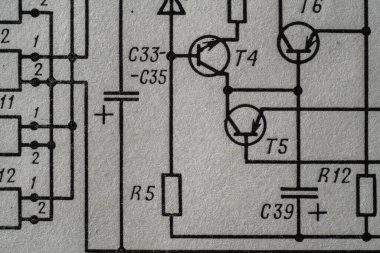 Eski radyo devresi, eski kağıt elektrik şemasına, eğitim ve elektrik endüstrisi için arka plan olarak basılmış. SSCB 'den elektrik telsiz şeması