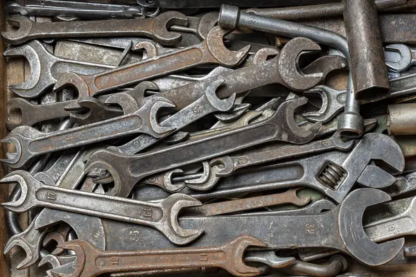 Eski Kirli Paslı Ingiliz Anahtarlarıyla Ahşap Aletleri Kutusu Halka Açacağı — Stok fotoğraf
