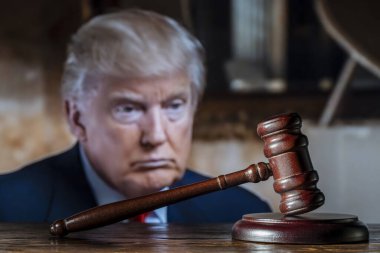 Kyiv, Ukrayna - 17 Ocak 2024: Donald Trump ve mahkeme. Trump 'ın arka planında tahtadan yargıç tokmağı
