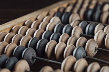 Ahşap masa zemininde duran eski ahşap abaküs, yakın plan.