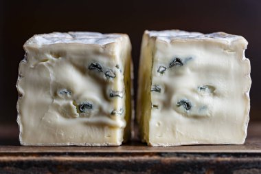 Ahşap bir masada mavi peynir dilimleri, yakın çekim.