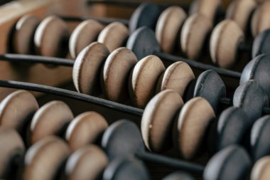 Masada duran eski ahşap abaküs, yakın plan.