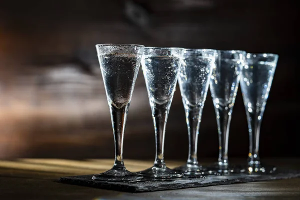 Mise Point Sélective Cinq Verres Vodka Froide Sur Une Table — Photo