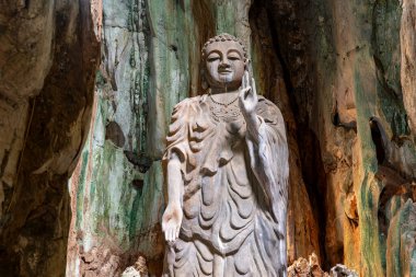 Vietnam 'daki Da Nang şehrinin güneyindeki Mermer Dağlar Mağarası' ndaki büyük Buda taşı heykeli. Din ve seyahat kavramı
