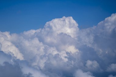 Güneşli yaz gününde mavi gökyüzünde yüzen doğal gün ışığı ve beyaz bulutlar.