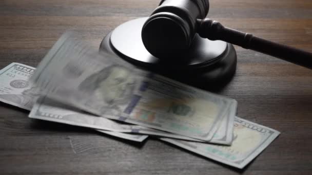 Kalapács Bíró Hanglemez 100 Dolláros Bankjegyekkel Háttéren Közelről Pénzügyi Igazságszolgáltatási — Stock videók