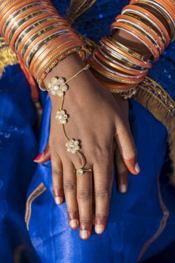 Bir Hint kadının elleri kostüm takı Pushkar, Hindistan ile dekore edilmiştir. Yakın çekim