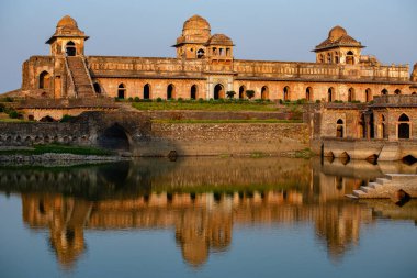 Gündoğumu Jahaz Mahal, gemi Sarayı ve mavi su göl. Mandu, Madhya Pradesh, Hindistan. Arka planda eski Hint mimarisi