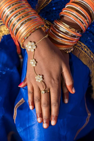 Handen Van Een Indiase Vrouw Versierd Met Kostuum Juwelen Pushkar — Stockfoto