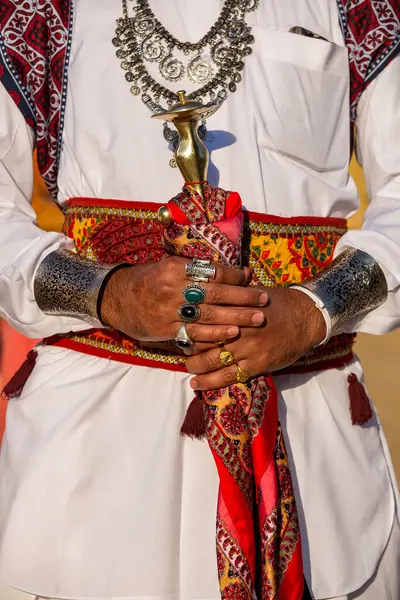 Mooie Man Handen Versierd Met Ringen Bezit Een Saber Woestijn — Stockfoto