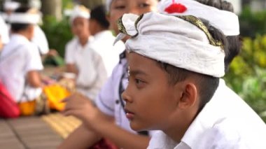 UBUD, BALI, INDONEZYA - 20 Mart 2019: Okuldan sonra Endonezya 'nın Ubud köyünde kimliği belirsiz Endonezyalı okul çocukları