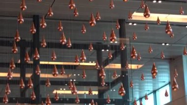 CHANGI HAVAALANI, ŞARKI - 27 Mart 2019: Changi havaalanı kalkış ve salonundaki Kinetik yağmur heykeli. Kinetik yağmur kurulumu, yenilenmiş çıkış kayıt salonunun simgesidir