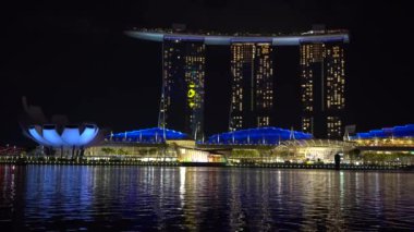 SINGAPORE ŞEHRİ, SINGAPORE - 29 Mart 2019: Marina Bay Sands, Marina Körfezi 'nin gece görüş alanında birleşik bir tatil beldesidir.