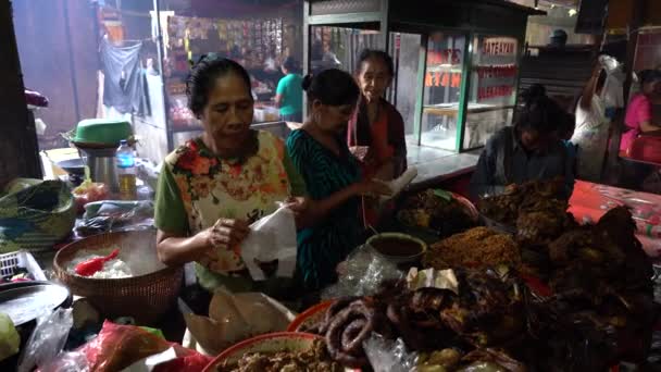 Ubud Bali Indonesia 2019年4月27日 印度尼西亚巴厘岛Ubud村的穷人在市场上出售和购买健康食品 清晨水果和蔬菜市场 — 图库视频影像
