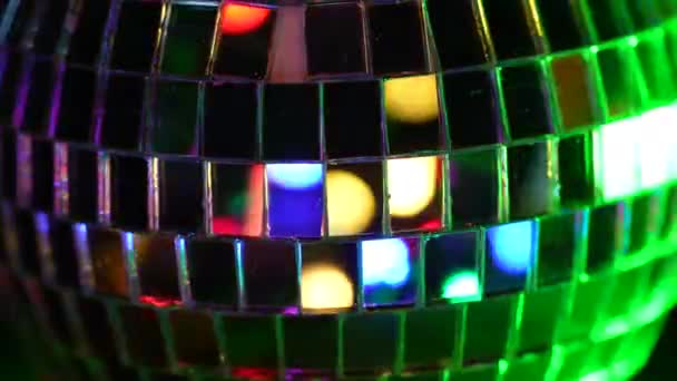 Parlak Parlak Ayna Disko Topu Karanlık Bir Odada Işığı Yansıtıyor — Stok video