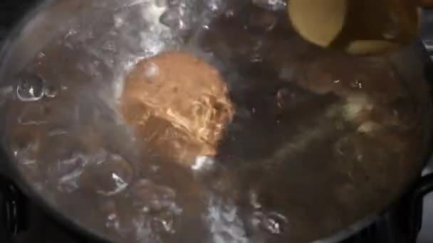 Cazuela Con Dos Huevos Pollo Agua Hirviendo Una Estufa Gas — Vídeos de Stock