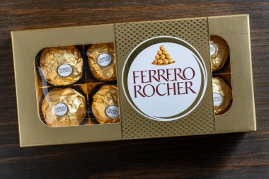 Kyiv, Ukrayna - 05 Mart 2024: İtalyan çikolata üreticisi Ferrero SpA tarafından üretilen Ferrero Rocher marka çikolatalı tatlılar, yakın plan
