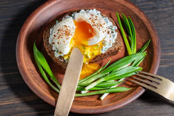 Ekmekli Lezzetli Sandviç Yeşil Yabani Sarımsak Salatası Kaynamış Yumurta Ekşi — Stok fotoğraf