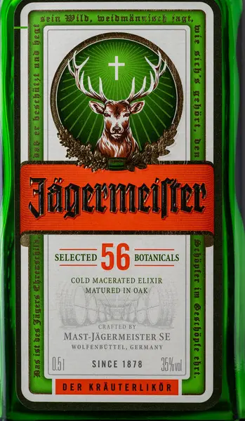 乌克兰基辅 2024年3月12日 Jagermeister在瓶子上的标签和商标关闭 德国消化法 用56种香草和香料制成 — 图库照片