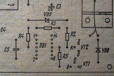 Eski radyo devresi, eski kağıt elektrik şemasına, eğitim ve elektrik endüstrisi için arka plan olarak basılmış. SSCB 'den elektrik telsiz şeması